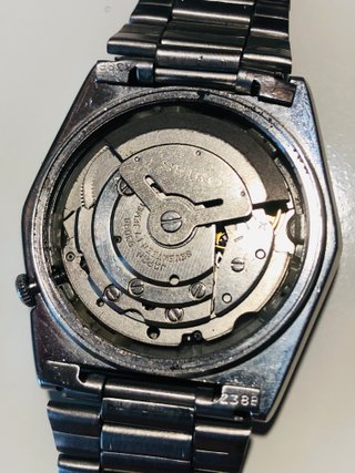 Reloj Seiko 5 Hexagonal Negro y Oro Automático