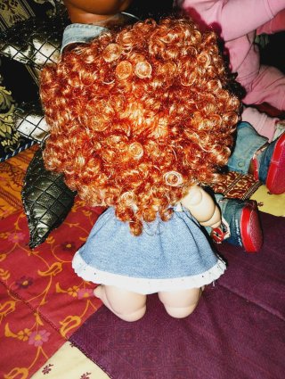 Muñeca de 30 cm con pelo rizado
