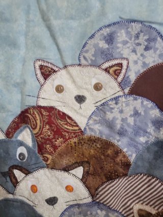 Colcha de Cuna Artesanal con Motivos de Gatos