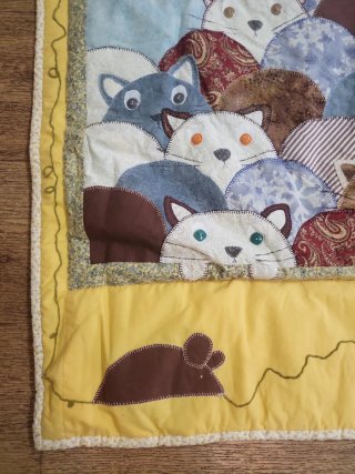 Colcha de Cuna Artesanal con Motivos de Gatos