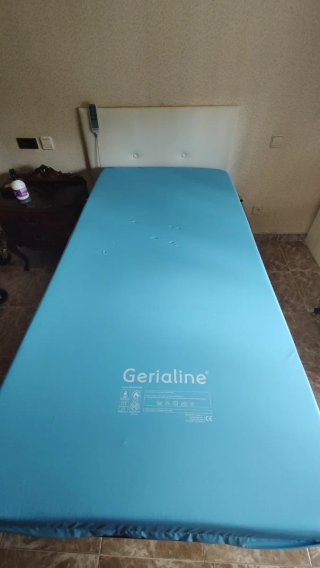 Cama articulada y colchón antiescaras