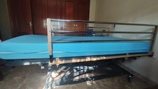 Cama articulada y colchón antiescaras