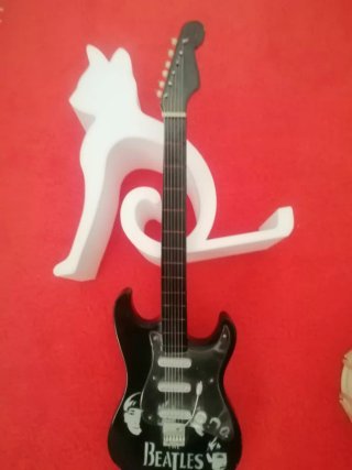Guitarra Beatles con soporte de gato
