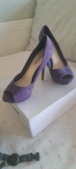 Zapatos de tacón morados peep toe
