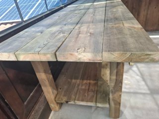 Mesa madera tratada con cajónes