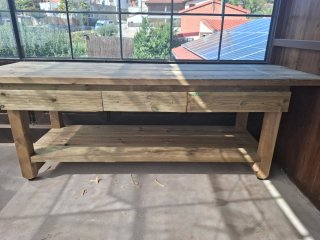 Mesa madera tratada con cajónes