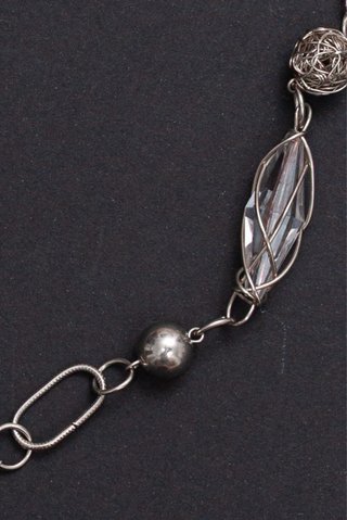 Collar plateado con alambre y cristal