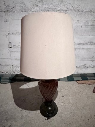 Lámpara de mesa beige y marrón