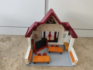 Escuela Playmobil con figuras y accesorios