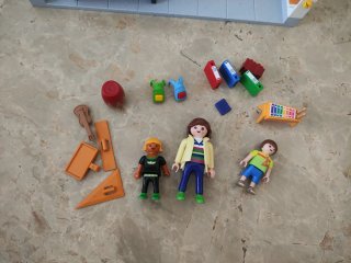 Escuela Playmobil con figuras y accesorios