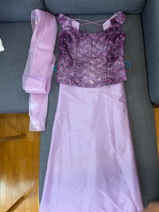 Vestido de fiesta morado con chal