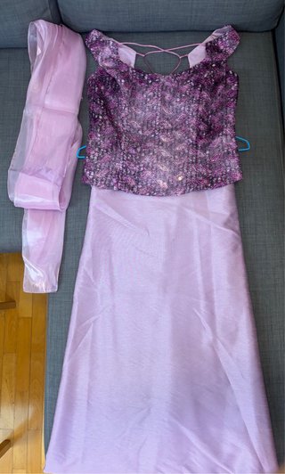Vestido de fiesta morado con chal