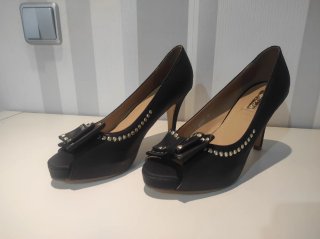 Zapatos de tacón negros con lazo y tachuelas