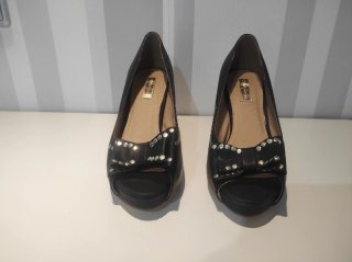 Zapatos de tacón negros con lazo y tachuelas