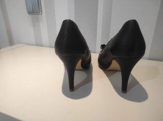 Zapatos de tacón negros con lazo y tachuelas