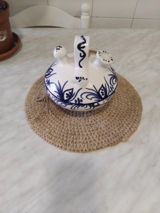 Botijo pequeño con tapete artesanal