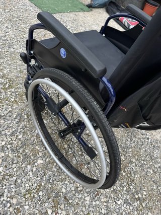 Silla de ruedas como nueva con asidero y plegable