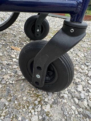 Silla de ruedas como nueva con asidero y plegable
