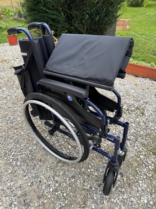 Silla de ruedas como nueva con asidero y plegable