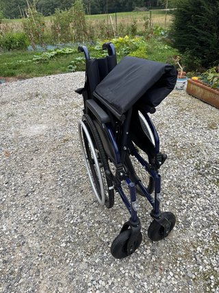 Silla de ruedas como nueva con asidero y plegable