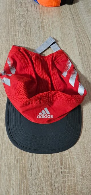 Gorra Adidas Aeroready Roja y Negra