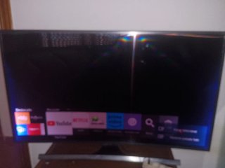 Televisor Samsung Negro y Plateado