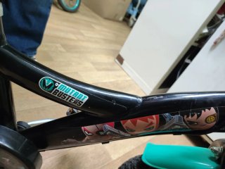 Bicicleta infantil negra y turquesa