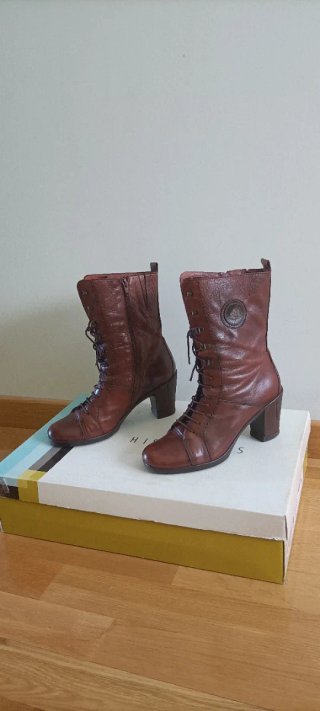 Botas Hispanitas de mujer de color marrón.
