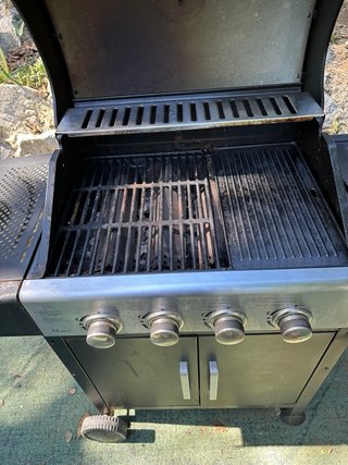 Barbacoa de gas con piedras volcánicas