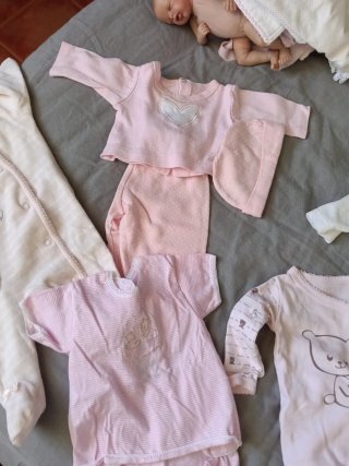 Lote de  prendas para bebé o reborn