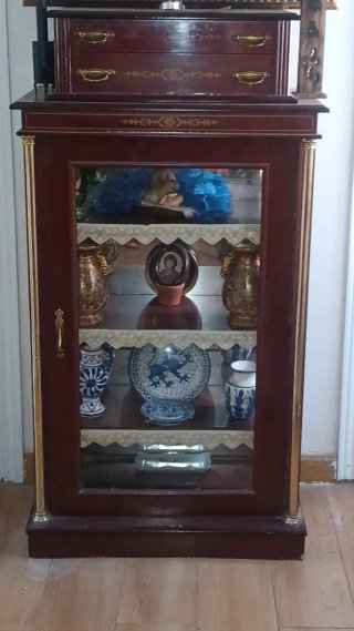 Vitrina Clásica de Madera y Cristal