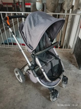 Silla de paseo gris.