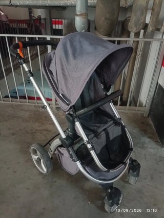 Silla de paseo gris.