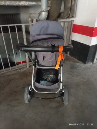 Silla de paseo gris.