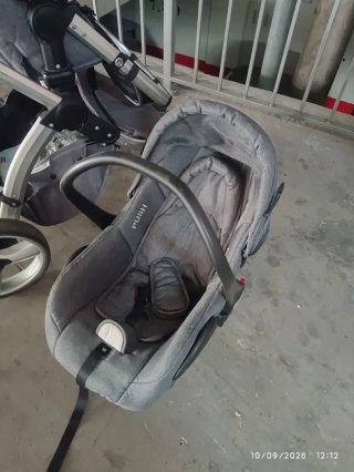 Silla de paseo gris.