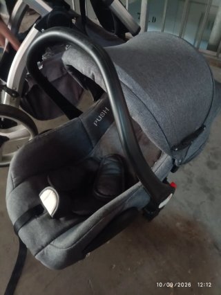 Silla de paseo gris.
