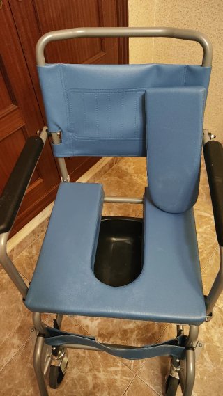 Silla de ruedas con WC portátil