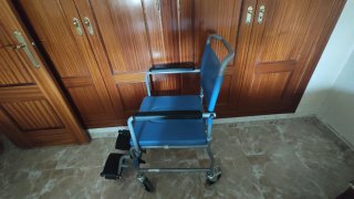 Silla de ruedas con WC portátil