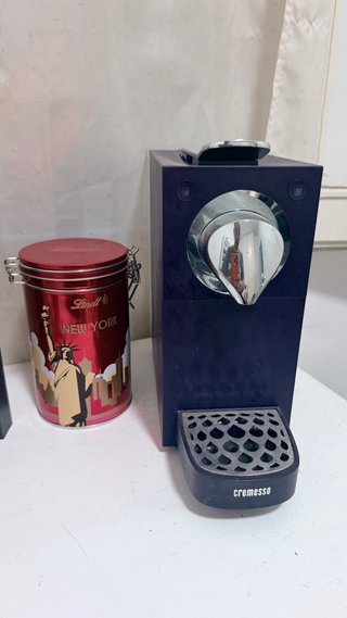 Cafetera Cremesso + Lata Lindt NY