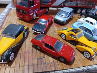 Coches escala 1:43 y camión Mercedes