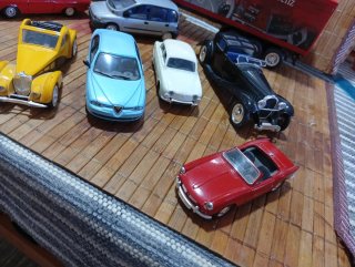 Coches escala 1:43 y camión Mercedes