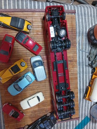 Coches escala 1:43 y camión Mercedes