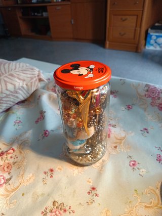 Bote con variedad de bisutería