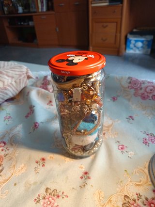 Bote con variedad de bisutería