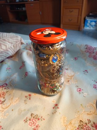 Bote con variedad de bisutería