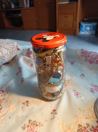 Bote con variedad de bisutería