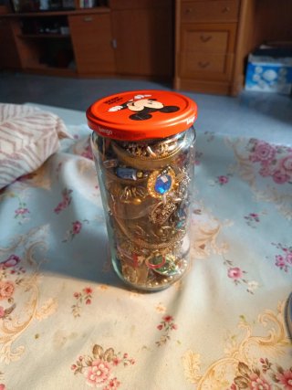 Bote con variedad de bisutería