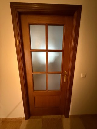 Puerta de madera con cristal