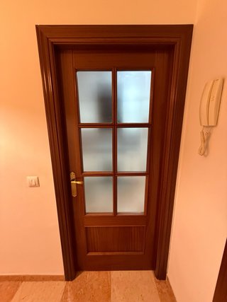 Puerta de madera con cristal