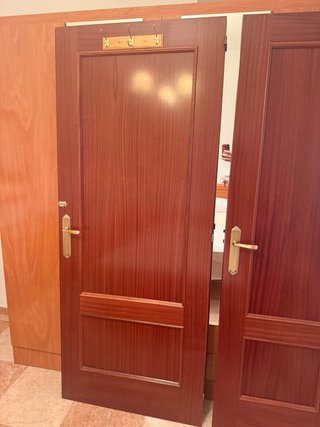 Puerta de madera con cristal